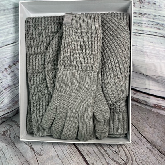 Calvin Klein Other - NWT Calvin Klein Hat, Gloves, and Scarf Set